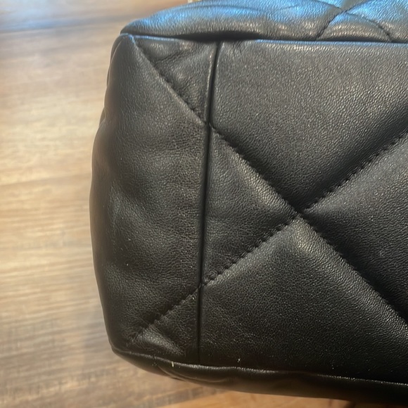 2021 Chanel 19 in Black. Very good condition - Picture 5 of 12